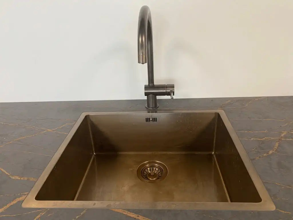 Kubus 500 Soft køkkenvask, Bruneret massiv messing