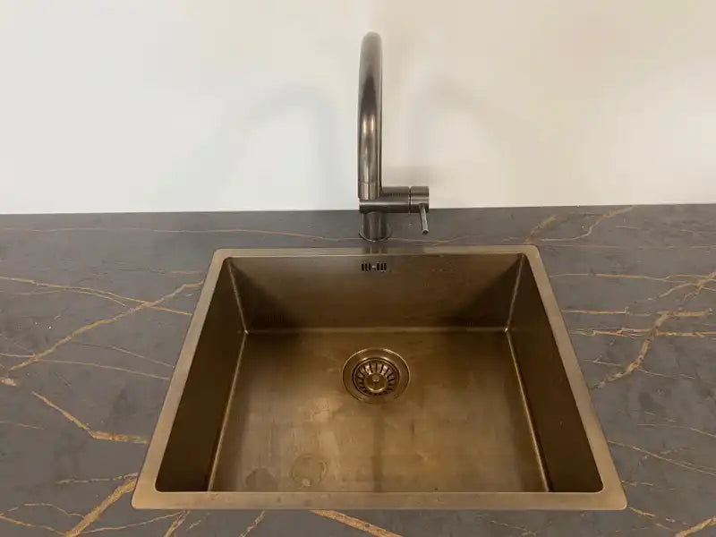 Kubus 500 Soft køkkenvask, Bruneret massiv messing