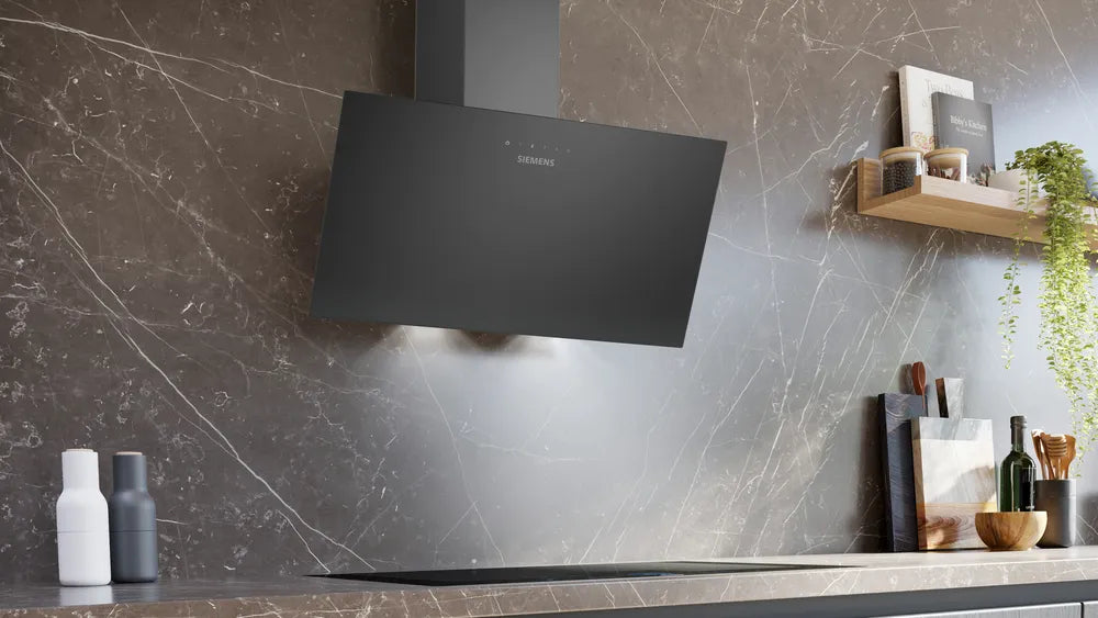 Væghængt emhætte 80 cm - Klart glas med sort tryk - Siemens iQ100 - LC85KDK6K