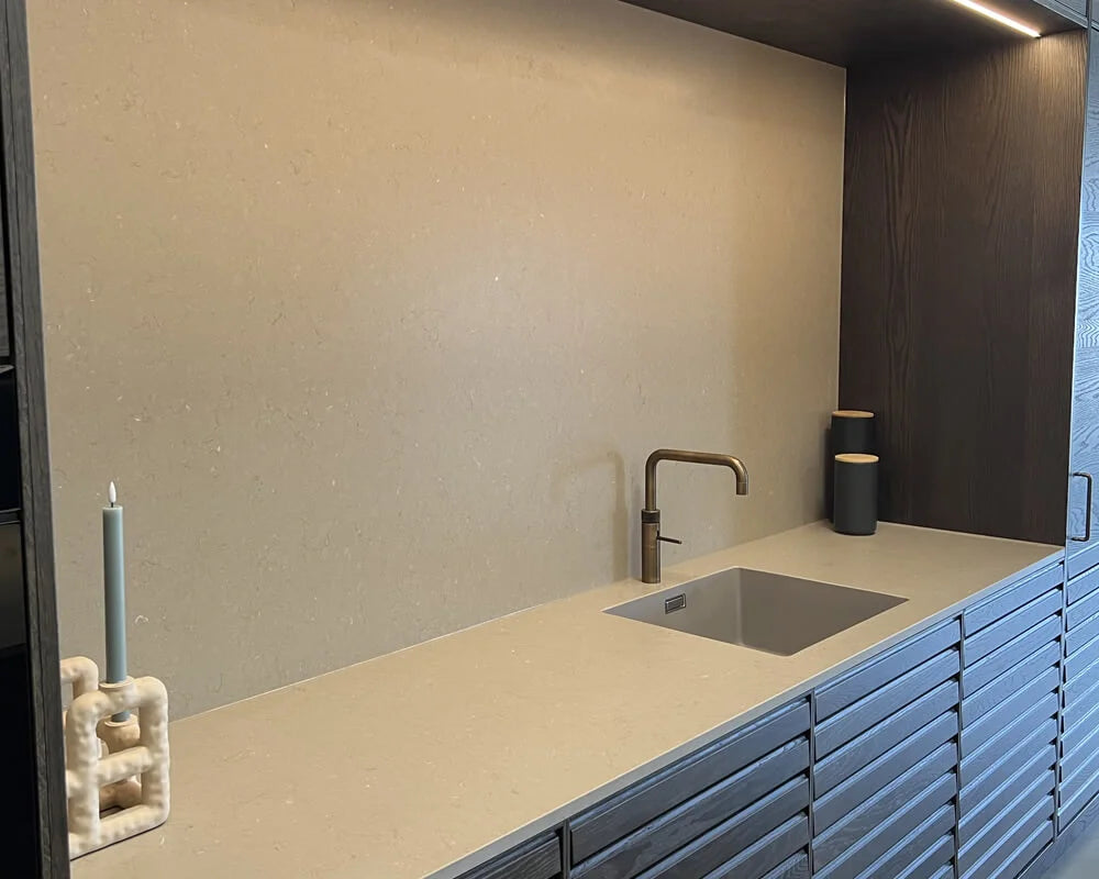 BASIC+ Clay Mat Komposit bordplade på mål