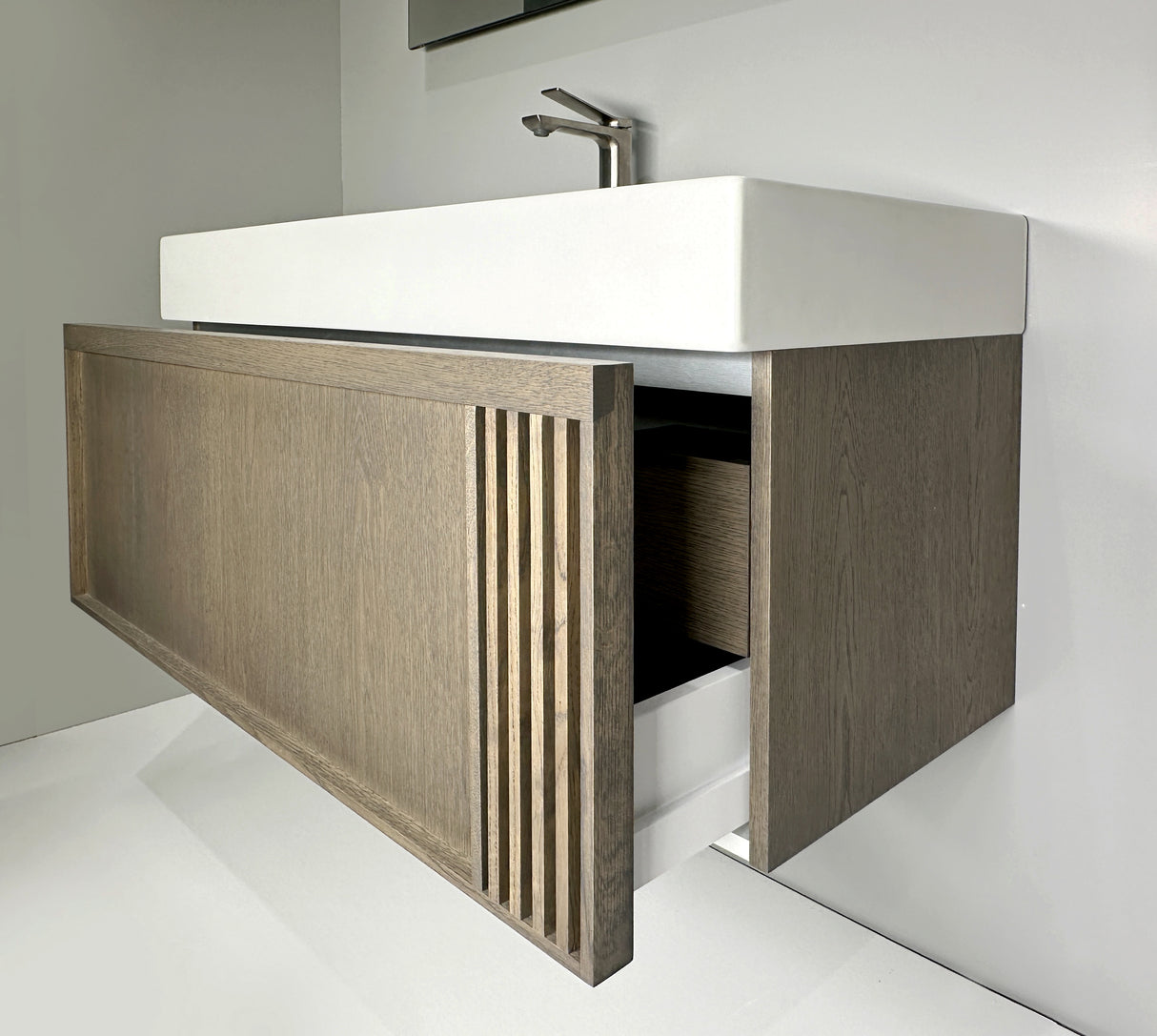 Nordskab badsæt i røget eg finer med ril - bredde 120 cm med porcelænsvaske badborplade