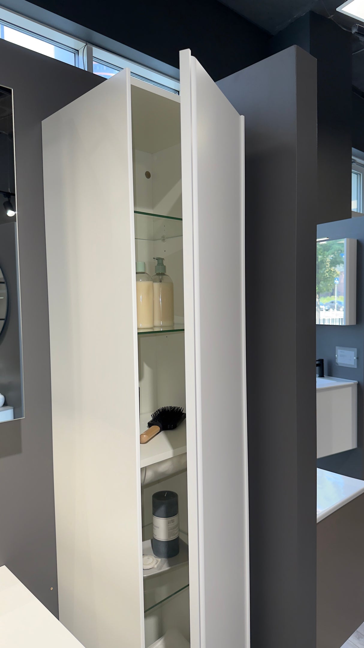 Badeværelseshøjskab med vendbarlåge – Mat grå (Nordskab3)