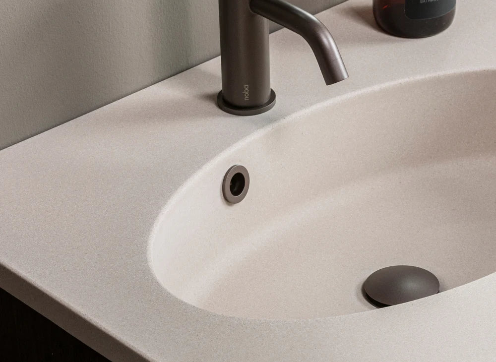 Overløbsstuds / PU-lakering i Mat Bronze look til Marmorline badbordplader