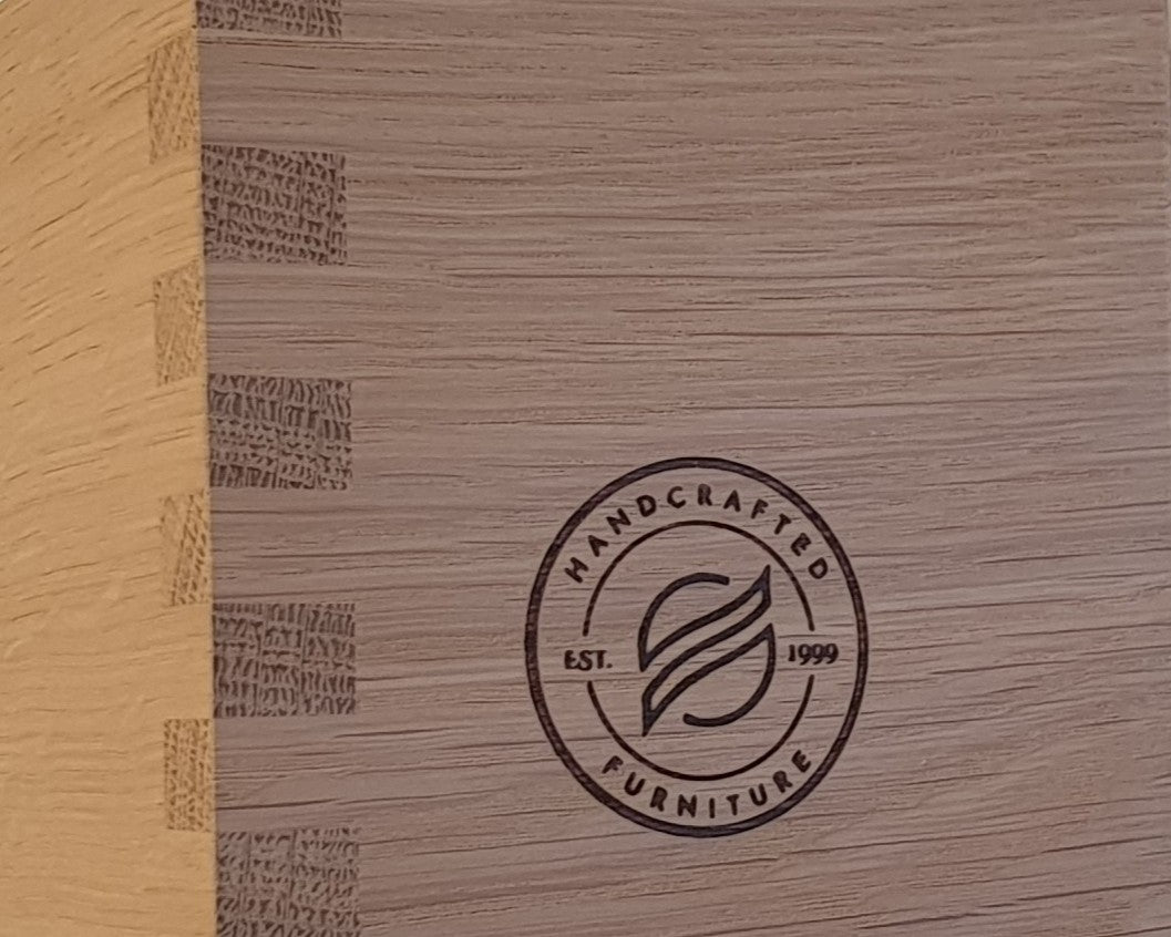 Nordic snedker vaskeskab i lakeret natural eg med Reno solid surface badbordplade i bredde 60 cm med hanehul