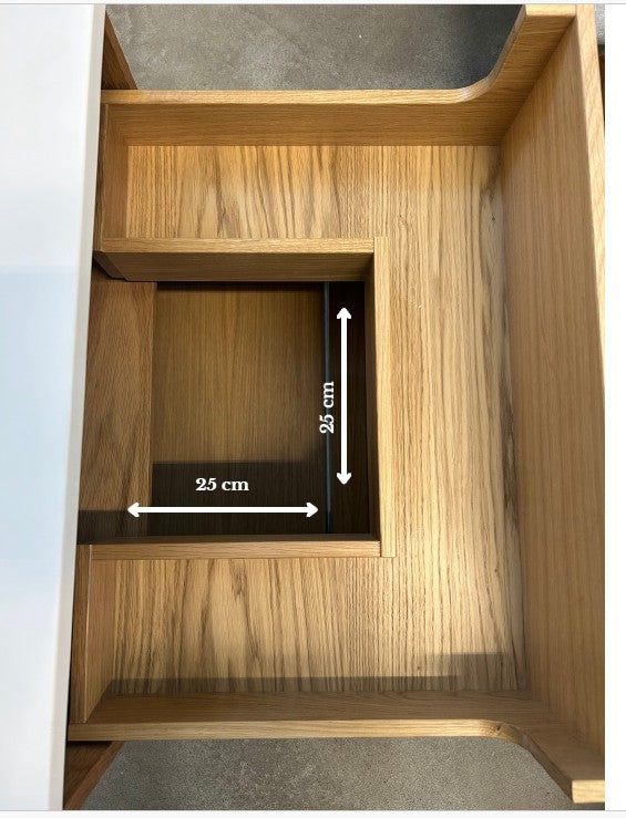 Mørkolieret snedkerbadmøbel med push fra Nordskab i bredde 80 cm med mat hvid badbordplade