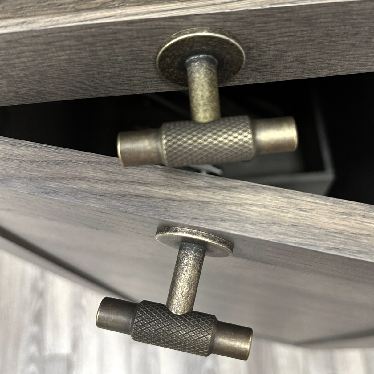 Nordskab højskab med to døre – Røget Eg finér