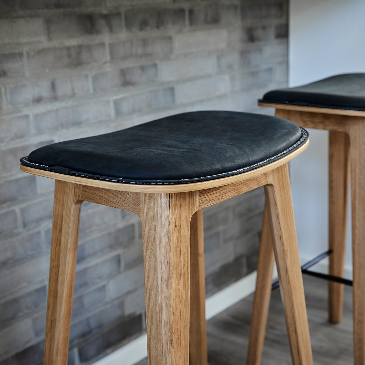 Nordic Bar Stool - Oak with stitches - Luna Carbon - 68 cm