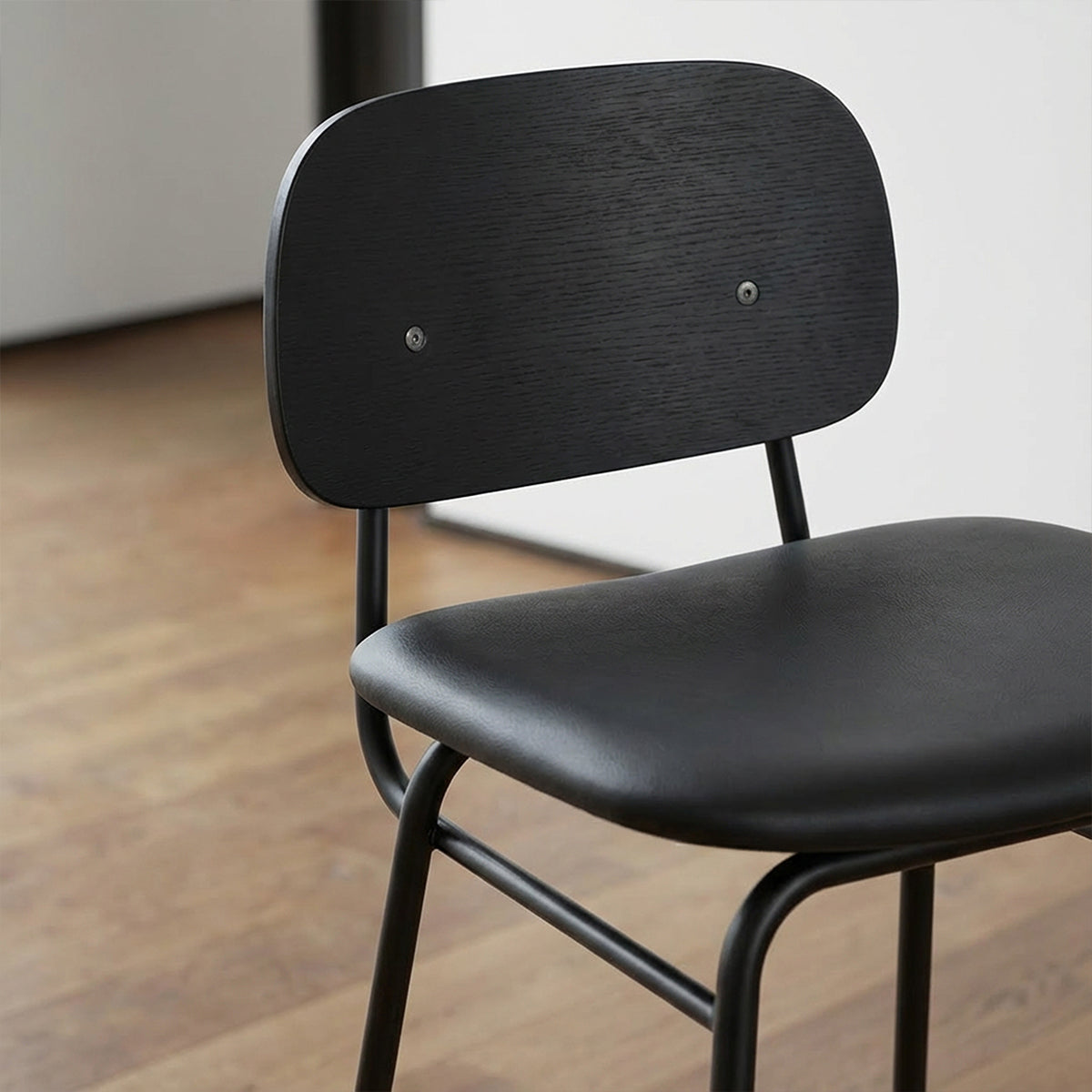 Frame Bar Stool - With backrest and Terra Black leather - 73 cm.