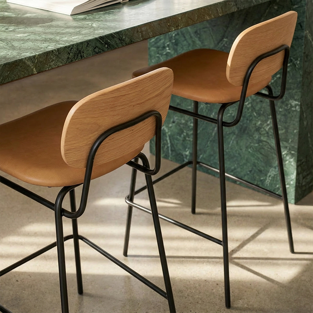 Frame Bar Stool - With backrest and Terra Safari leather - 73 cm.