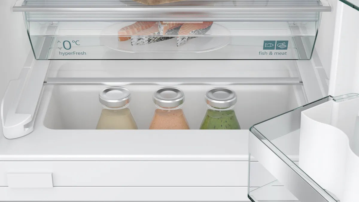 Indbygningskøleskab med fryser 82 x 60 cm fladhængsel med dæmpet lukning (soft close) - Siemens iQ500 - KU22LADD0