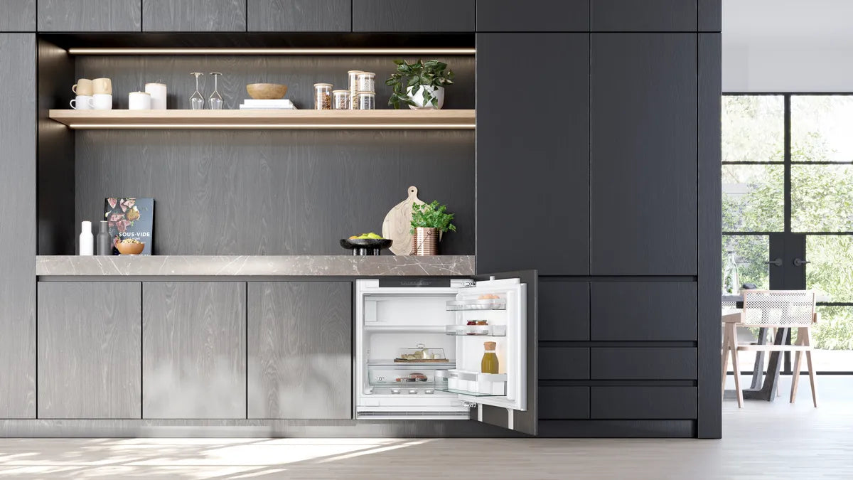 Indbygningskøleskab med fryser 82 x 60 cm fladhængsel med dæmpet lukning (soft close) - Siemens iQ500 - KU22LADD0