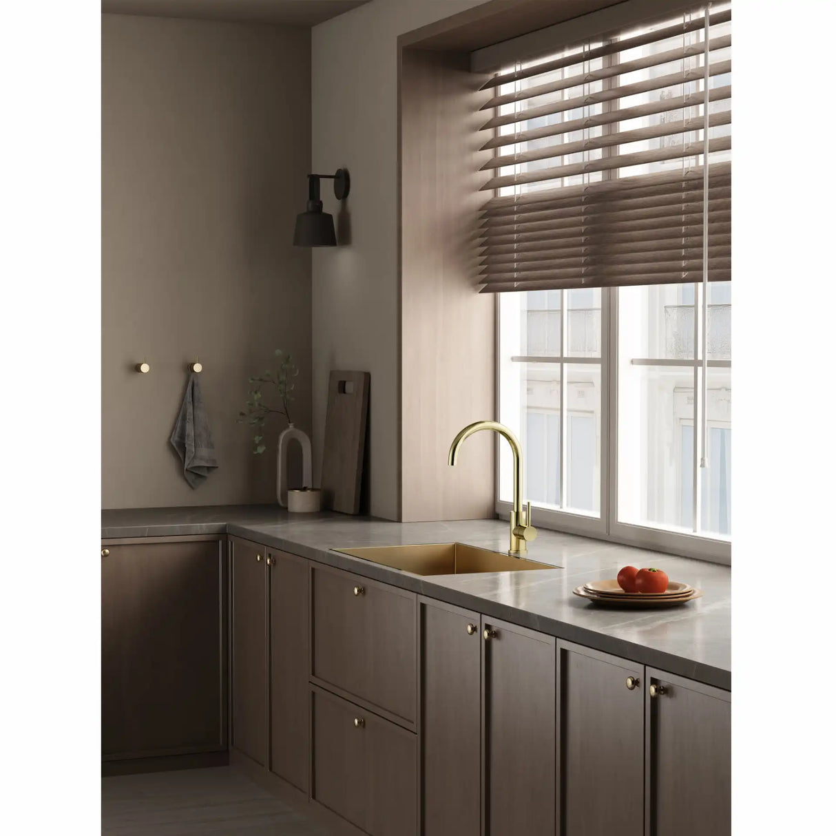 KUBUS 140 RS ROUND KØKKENARMATUR, PVD MESSING