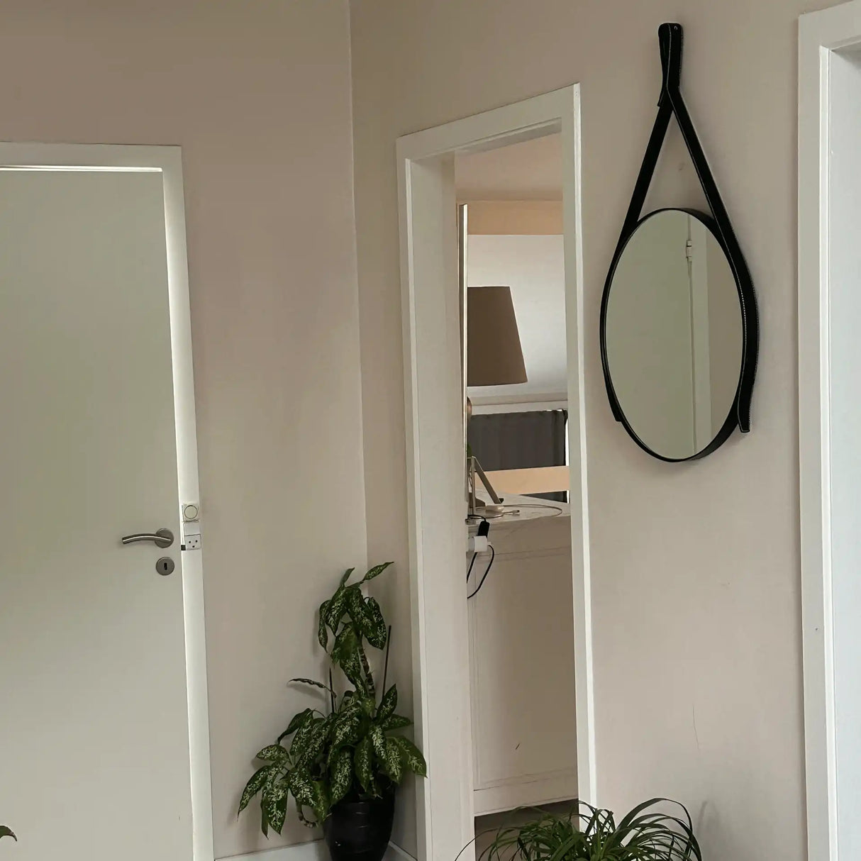 LAVABO SPEJL Ø500 MM, MATSORT M/SORT LÆDERSTROP