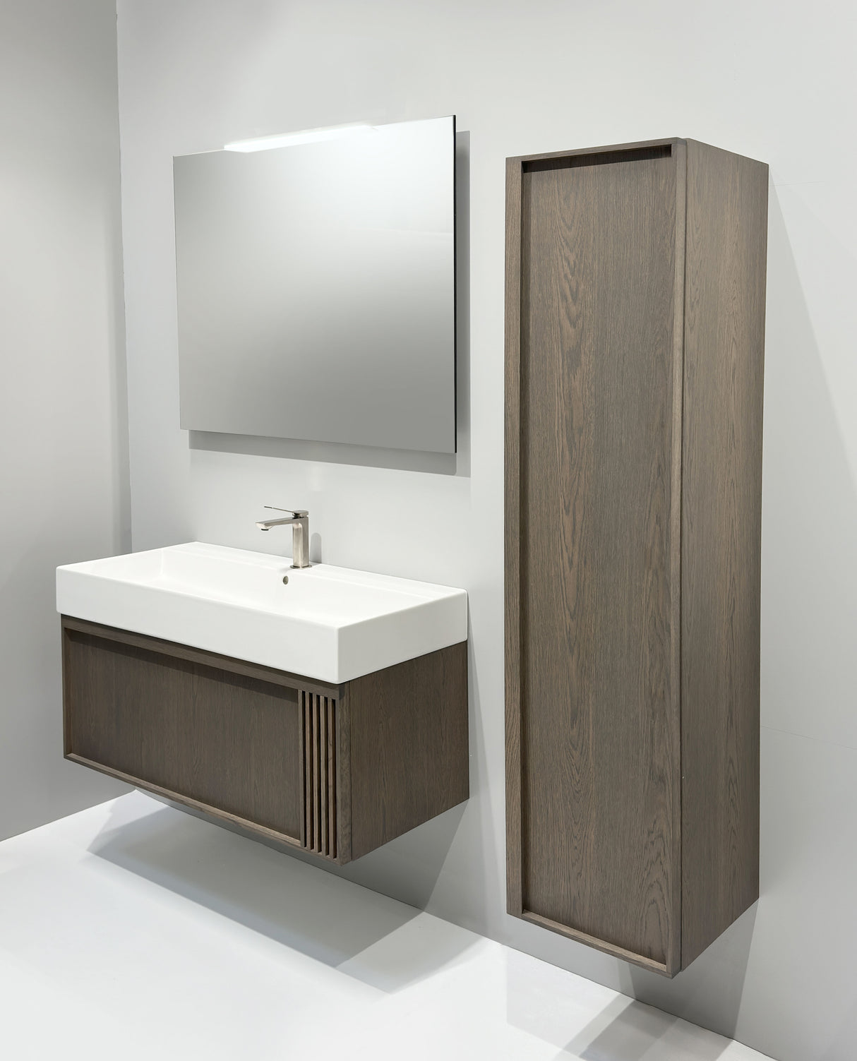 Badhøjskab fra Nordskab i røget eg finer - B 352 x H 1500 x D 367 mm - vendbar låge