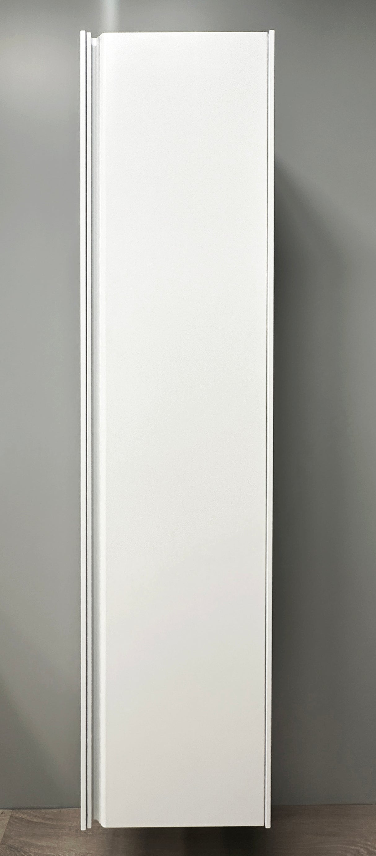 Badeværelseshøjskab med vendbarlåge – Mat Hvid (Nordskab3)