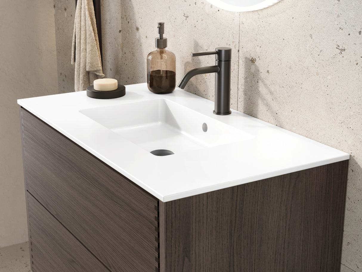 Nordic snedker vaskeskab i røget eg med Reno solid surface badbordplade i bredde 80 cm med hanehul