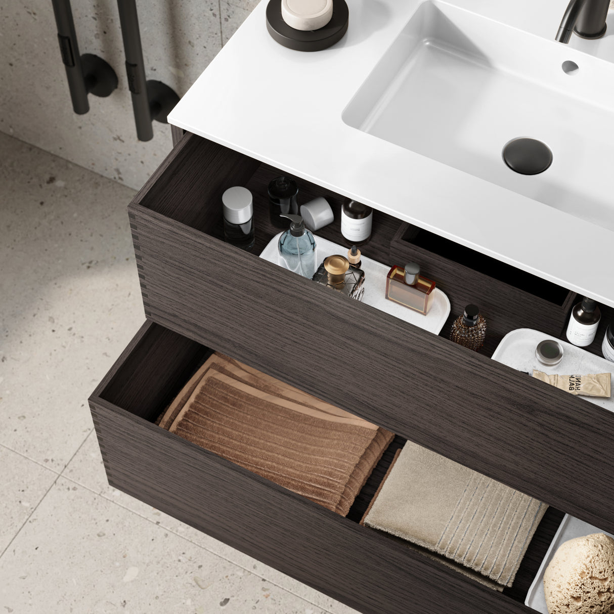 Nordic snedker vaskeskab i røget eg med Reno solid surface badbordplade i bredde 80 cm med hanehul