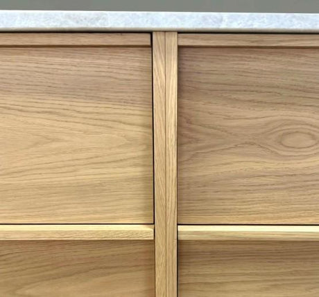 Skara 60, 80 eller 100 cm bredt underskab i lys egefiner med massiv greb